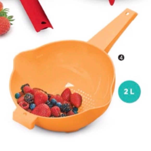 Tupperware 2 Quart Colander Strainer with Handle in Orange - Picture 2 of 4
